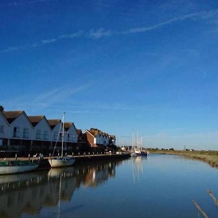 Stunning 1 Bedroom Apartment Over Looking River Rye Extérieur photo